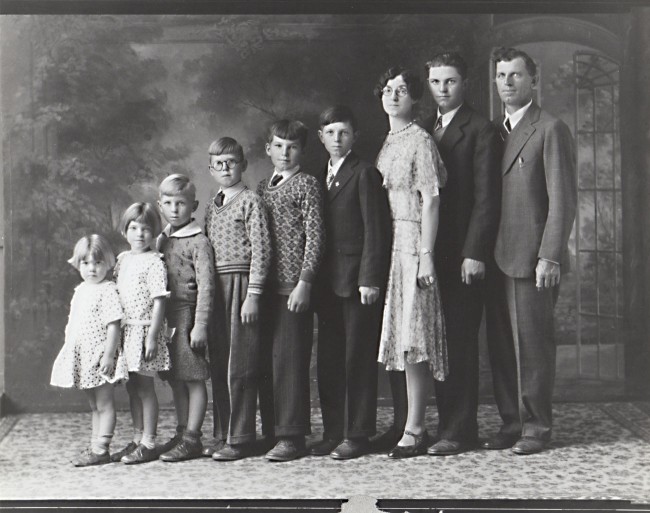 Dad's-Family-Standing-1930-1300